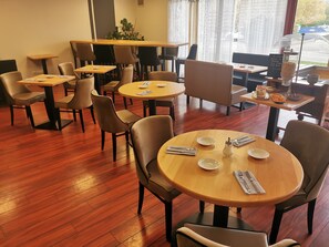 Se sirven desayunos, comidas y cenas 