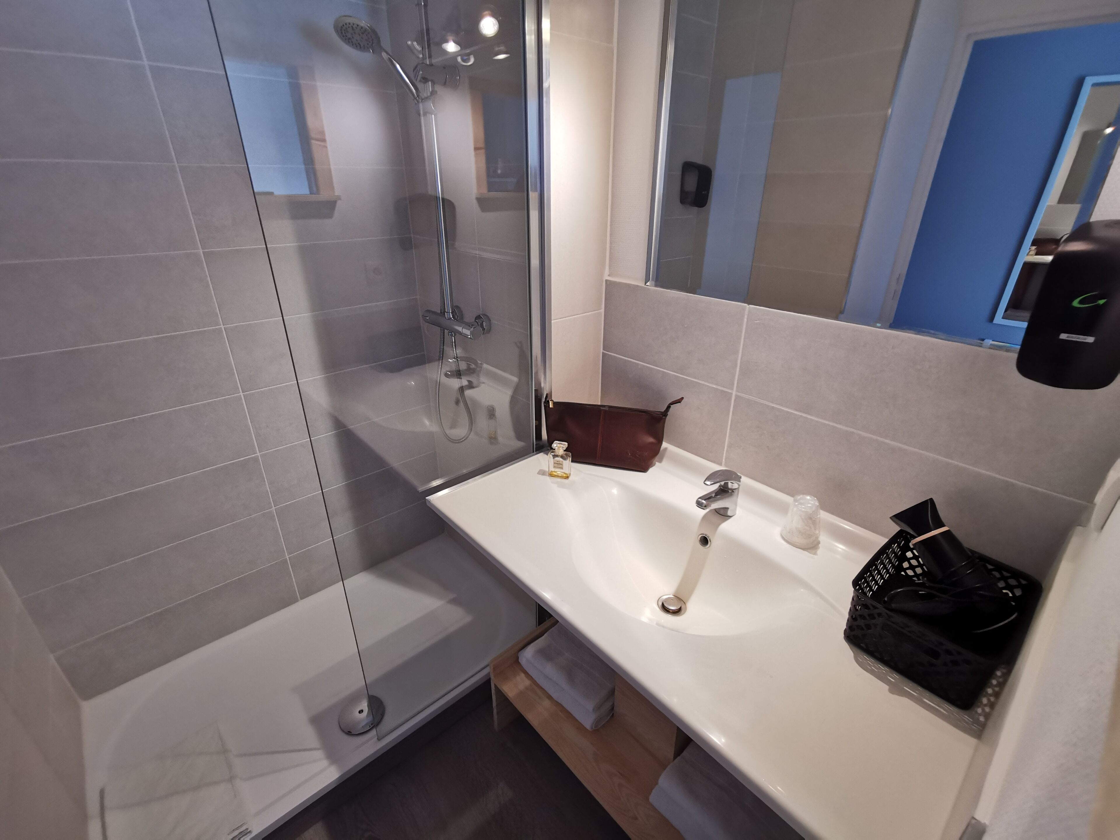 shower, rainfall showerhead, free toiletries, hair dryer