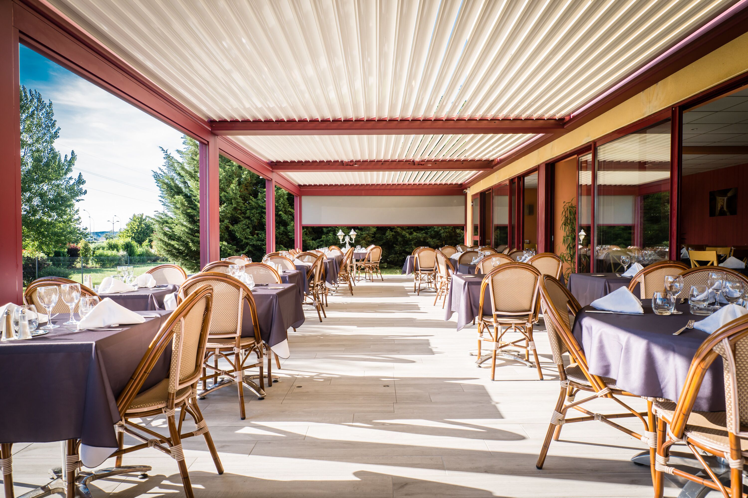 Serveert ontbijt, lunch, diner, Franse gerechten 