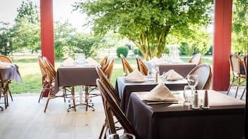 Serveert ontbijt, lunch, diner, Franse gerechten