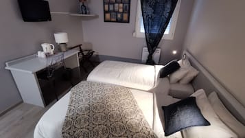 Superior Twin Room | Individually decorated, individually furnished, desk, laptop workspace