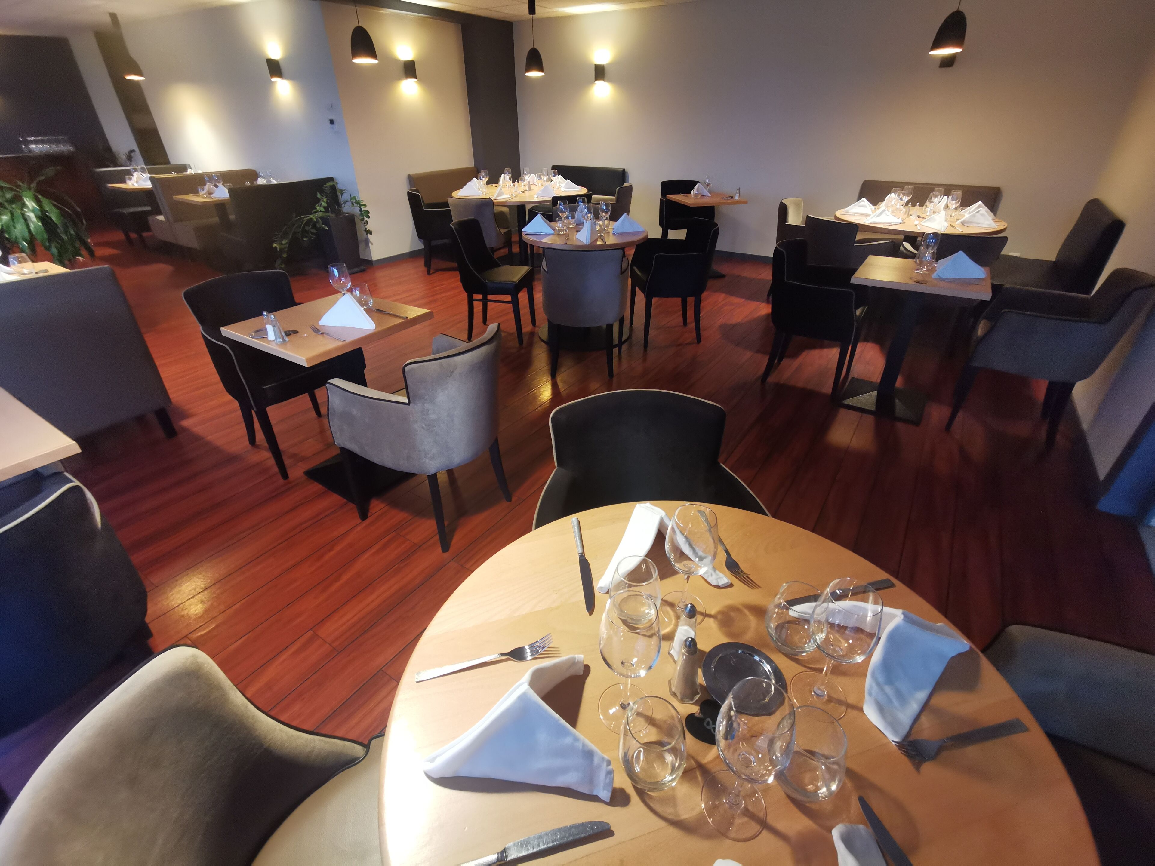 breakfast, lunch, dinner served; french cuisine