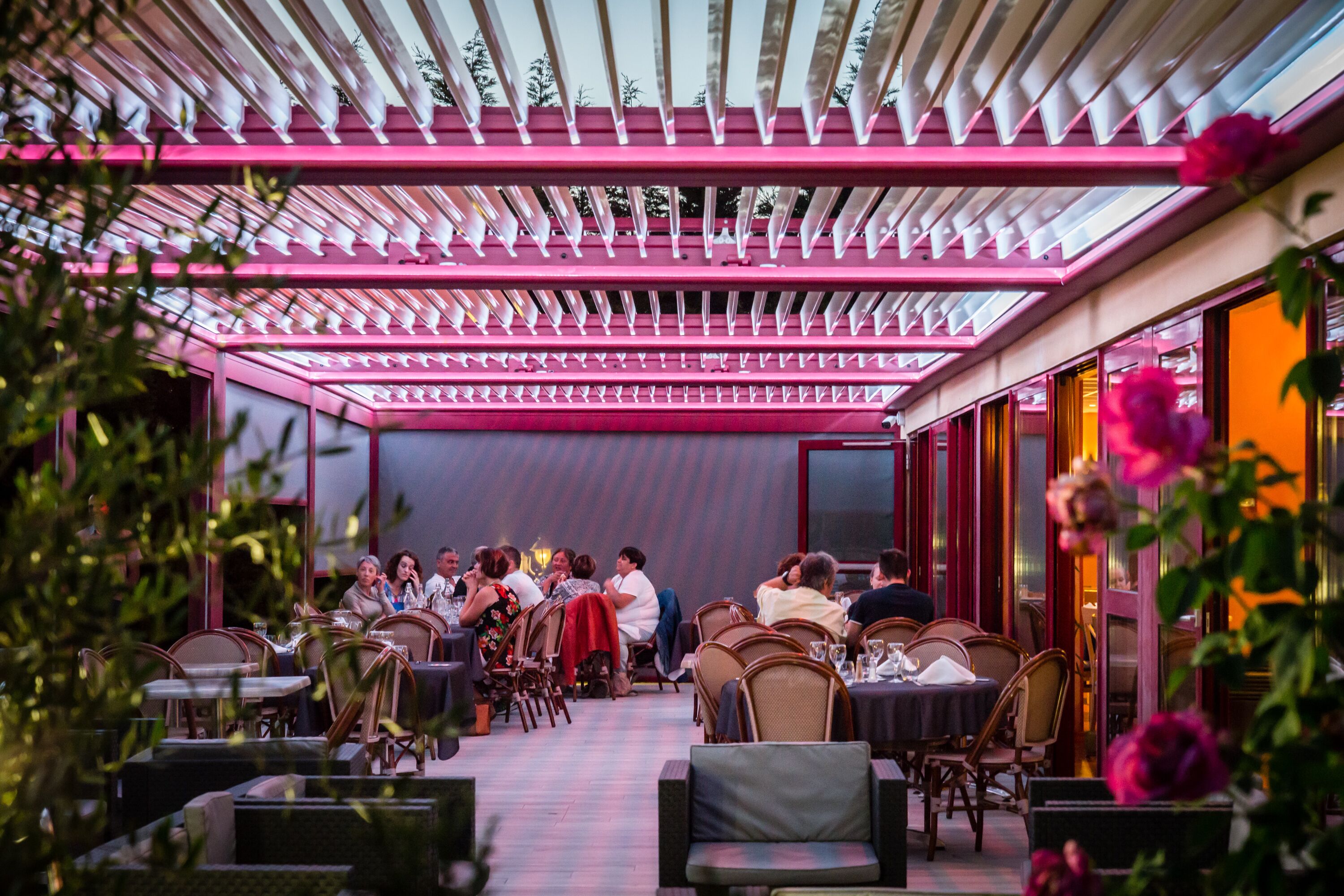 供应早餐、午餐和晚餐，法国菜