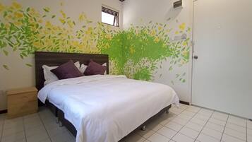 Room, Shared Bathroom | Meja, cadar katil