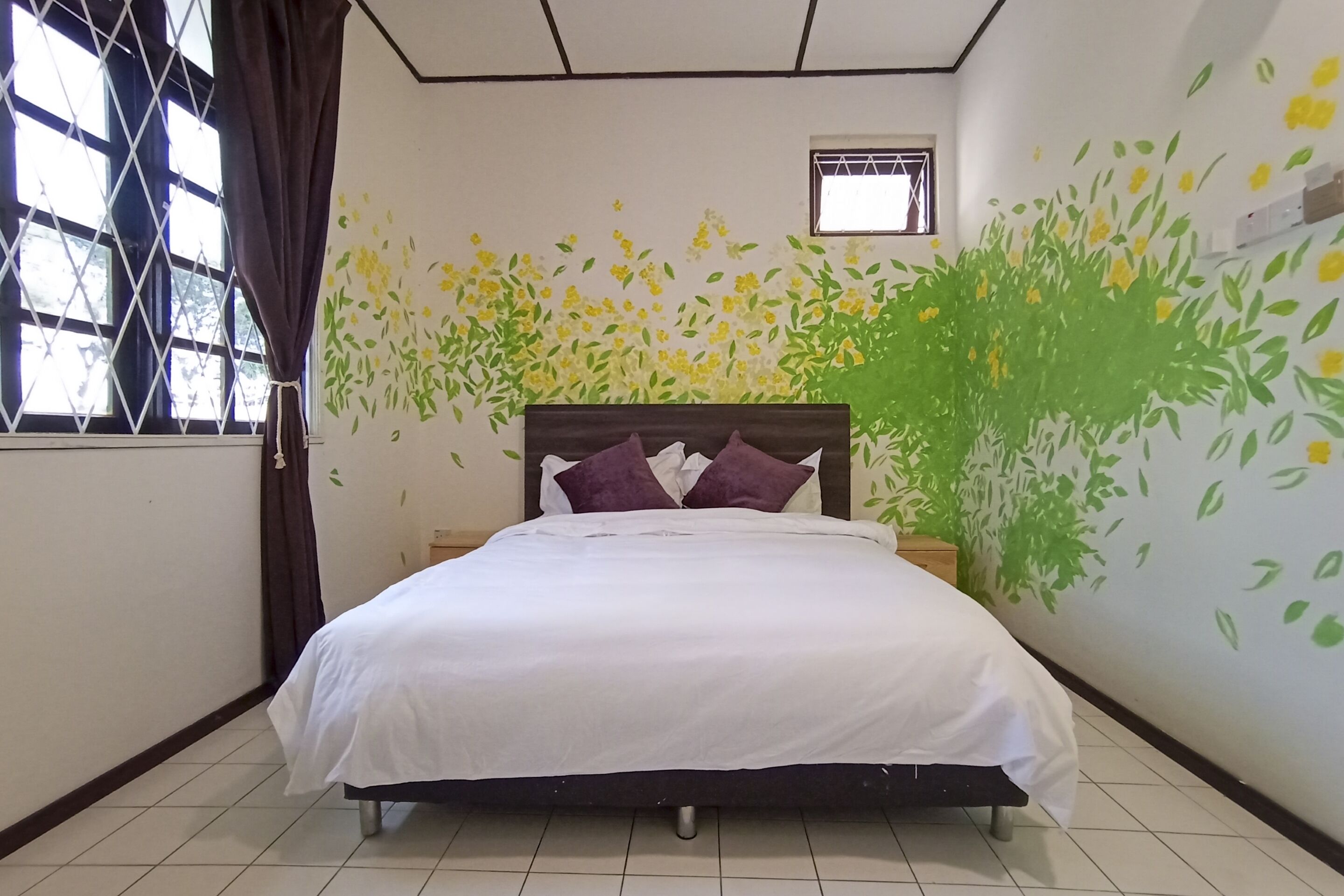 Habitación, baño compartido | Escritorio y ropa de cama 