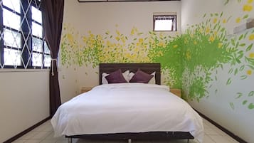 Habitación, baño compartido | Escritorio y ropa de cama