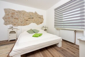 5 bedrooms, iron/ironing board, free WiFi, bed sheets