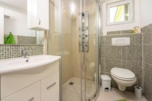 Dusche, Haartrockner, Handtücher, Seife