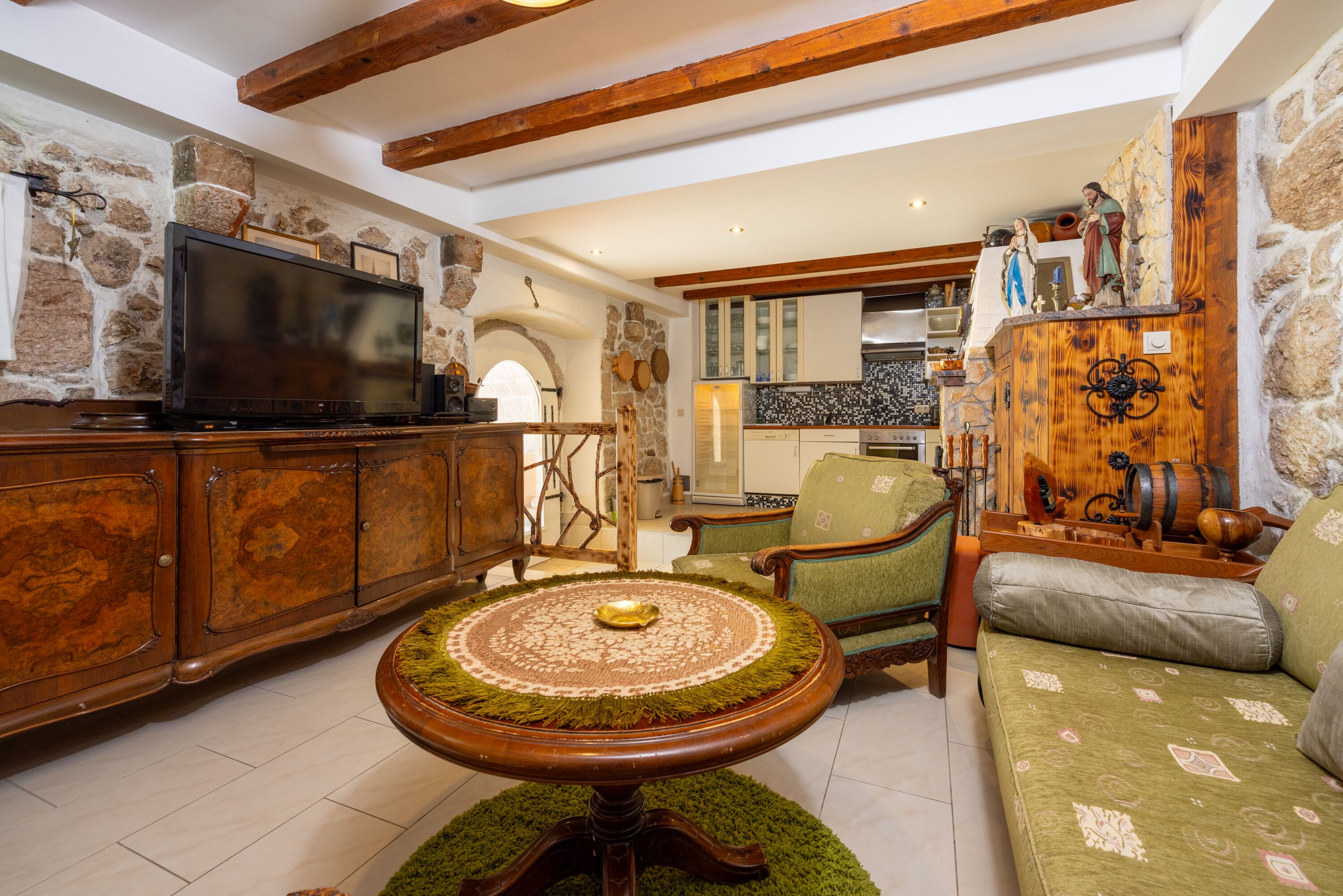 Una televisión, una chimenea, videojuegos, un reproductor estéreo