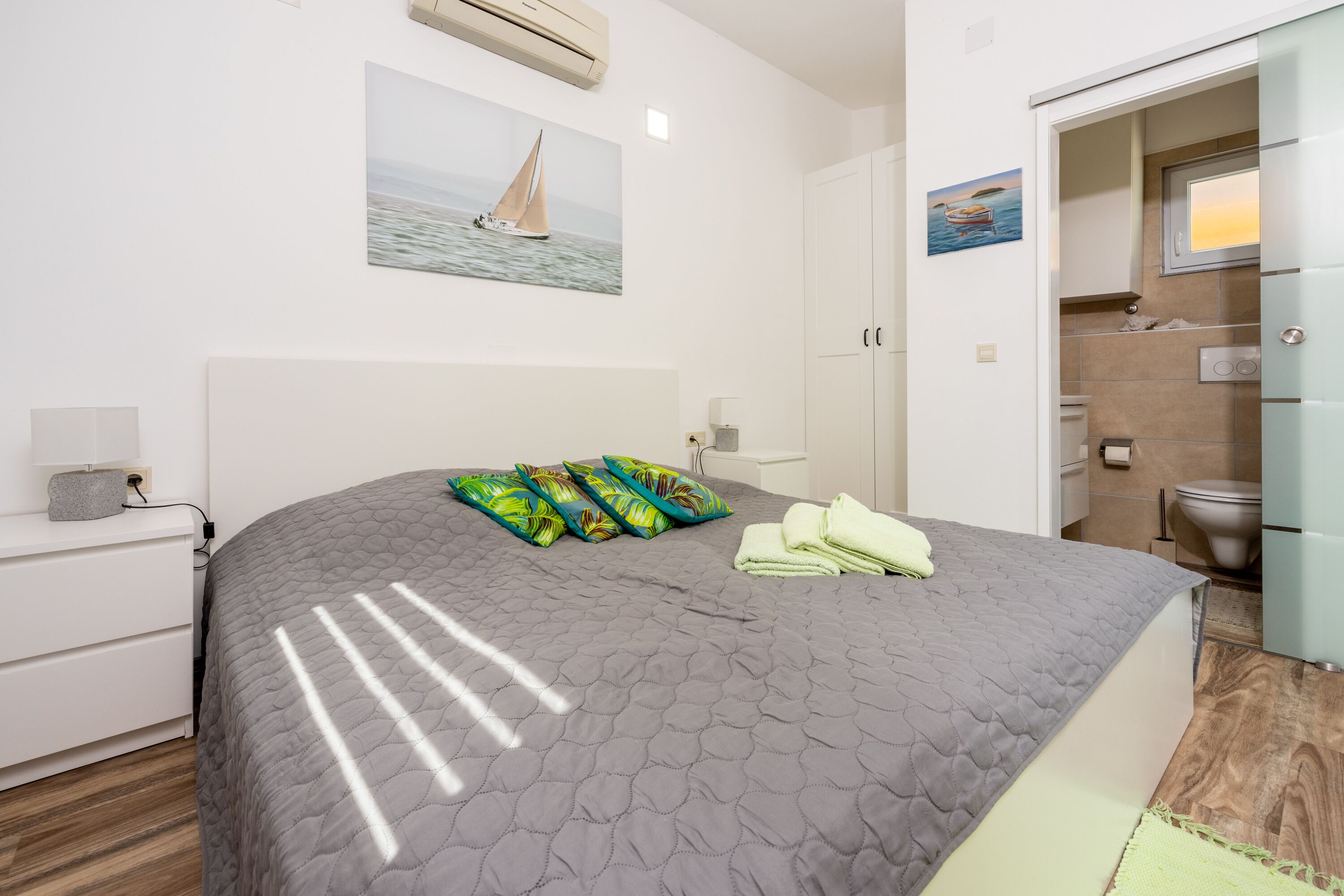 5 dormitorios, tabla de planchar con plancha, wifi gratis y ropa de cama