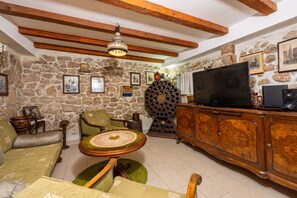 Fernseher, Kamin, Videospiele, Stereoanlage