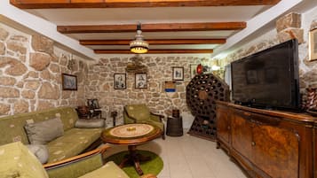 Televisión, chimenea, videojuegos y estéreo