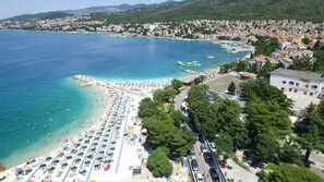 Ranta lähistöllä, aurinkotuoleja