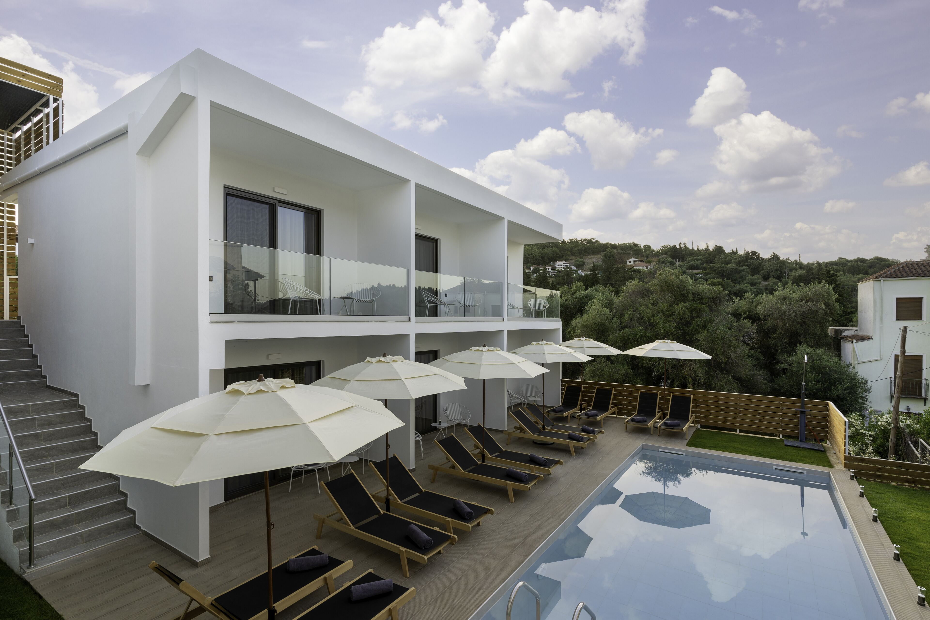 Piscina a l'aire lliure de temporada (horari: 10:00-19:00) i para-sols 