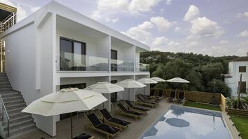 Alberca al aire libre por temporada y sombrillas en la alberca