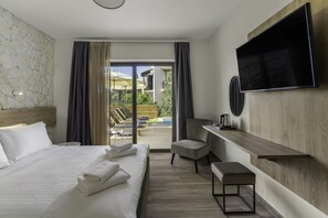 Habitación doble Deluxe, vista a la alberca | Ropa de cama de alta calidad y camas con pillow-top