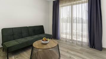 Suite estudio junior | Área de sala de estar | Smart TV de 43 pulgadas con canales digitales y televisión