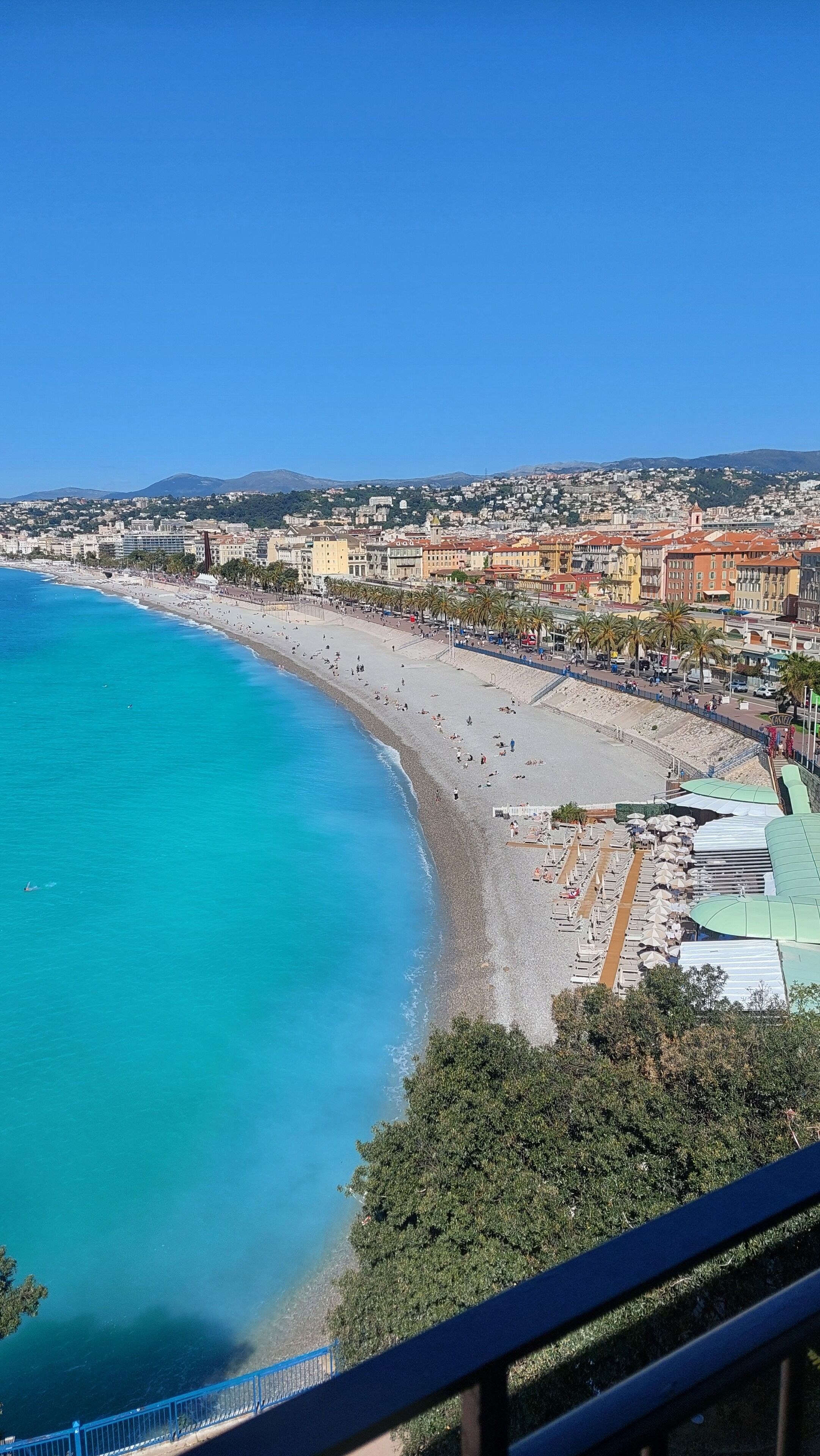 Plage à proximité, chaises longues, serviettes de plage