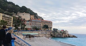 Beach nearby, sun loungers, beach towels