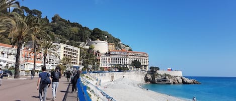 Beach nearby, sun-loungers, beach towels