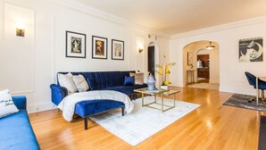 Living area - Guild #2 | Gold Coast Mag Mile Best Location (Chicago)