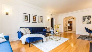 Een smart-tv, een open haard en boeken