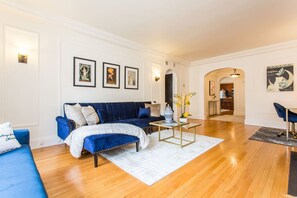 TV connectée, cheminée, livres