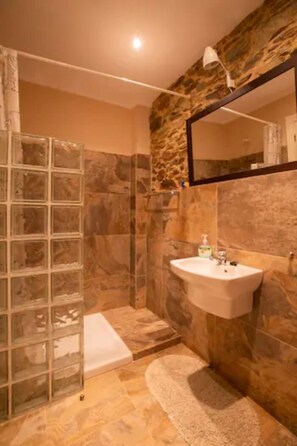 Bathtub, hair dryer, towels, soap - Vieiro Verde 1 Lux (Viveiro)