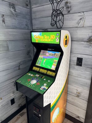 3D-golf-peliautomaatti, jossa on näyttö, joka esittää golfpeliä, ohjauspainikkeet ja tuotemerkin logo.