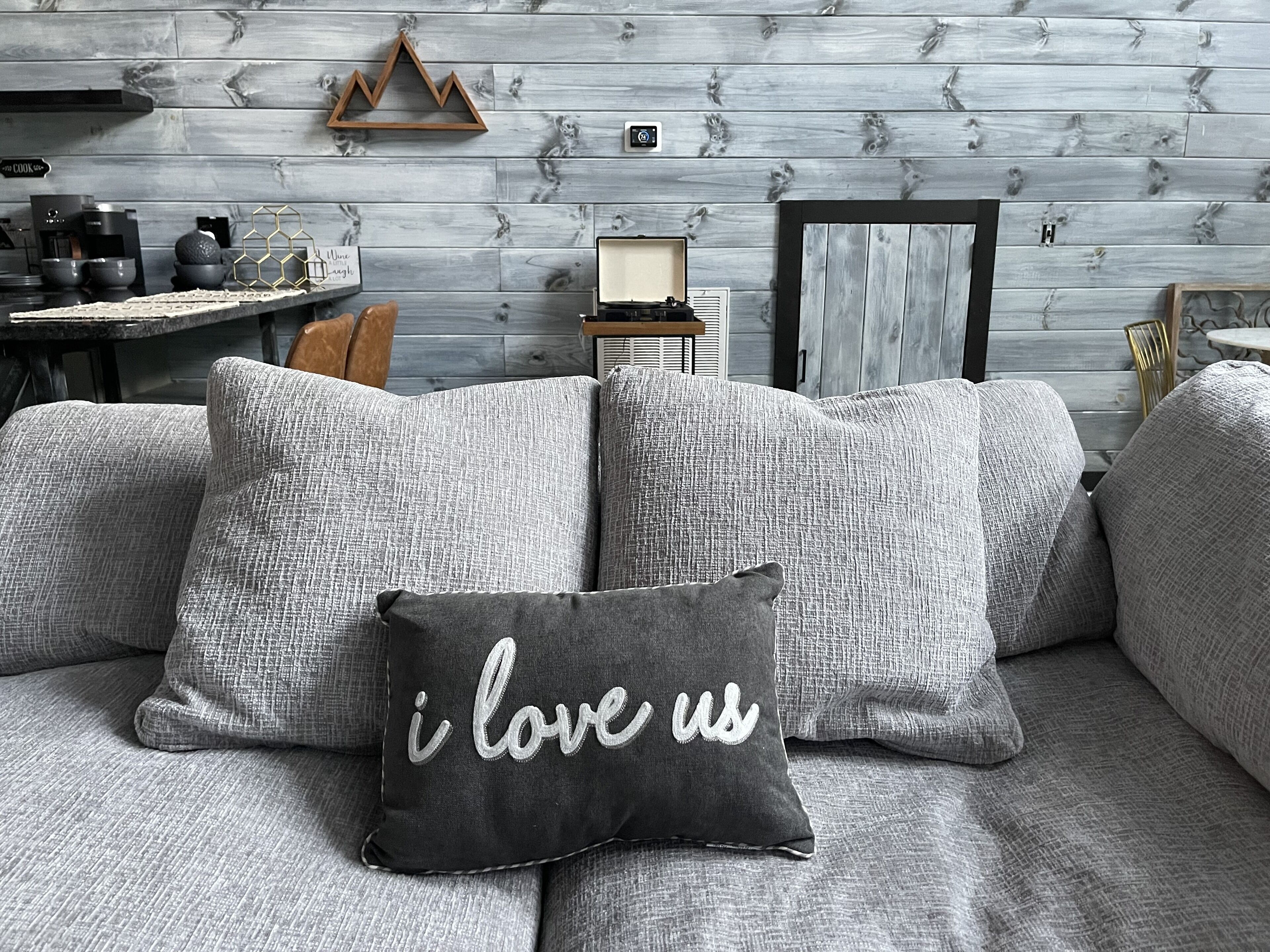 Romantic A-Frame in Mt. Airy. Intimate amenities, outdoor shower, privatw lot