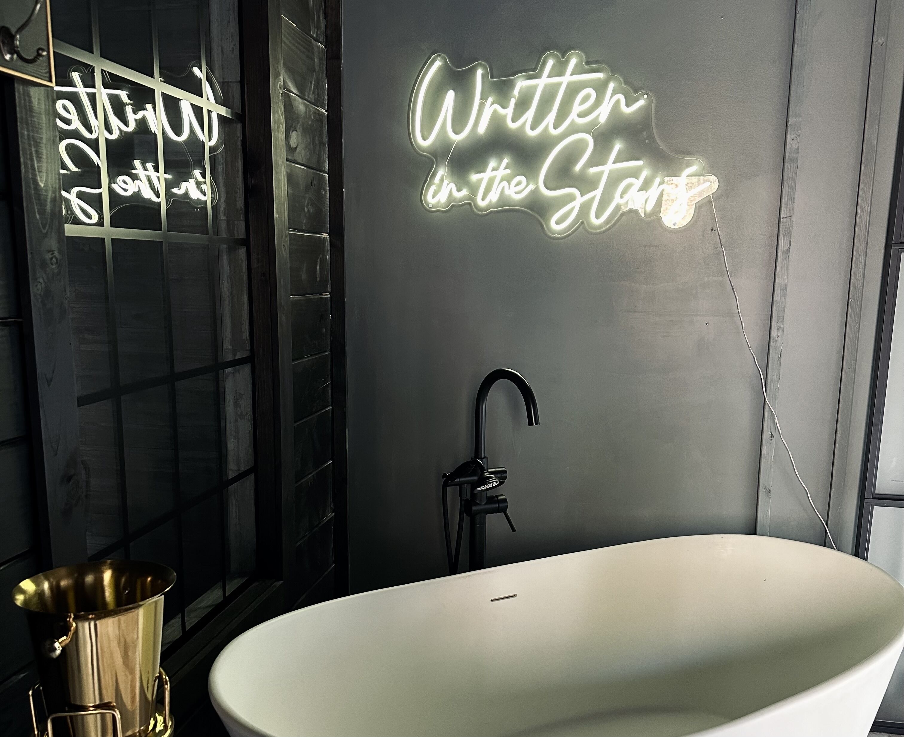 Vasca, asciugamani, sapone, carta igienica