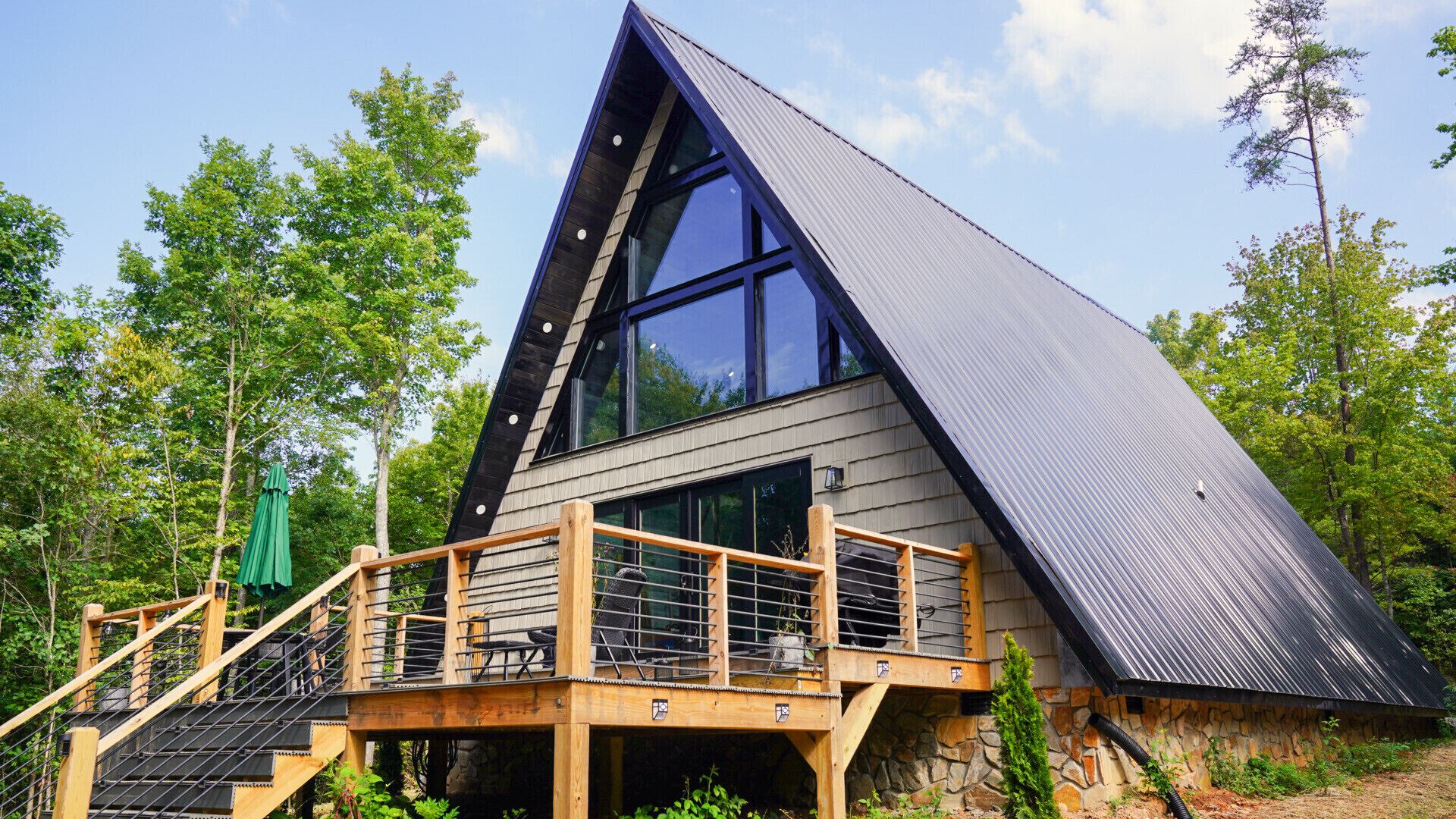 Romantic A-Frame in Mt. Airy. Intimate amenities, outdoor shower, privatw lot