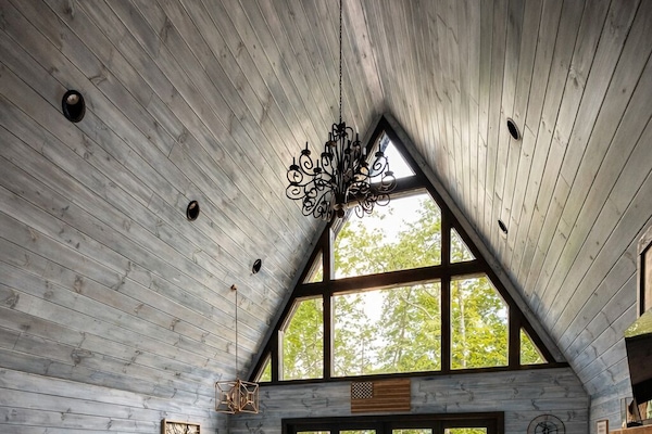 Smart TV, caminetto, biblioteca musicale, impianto stereo