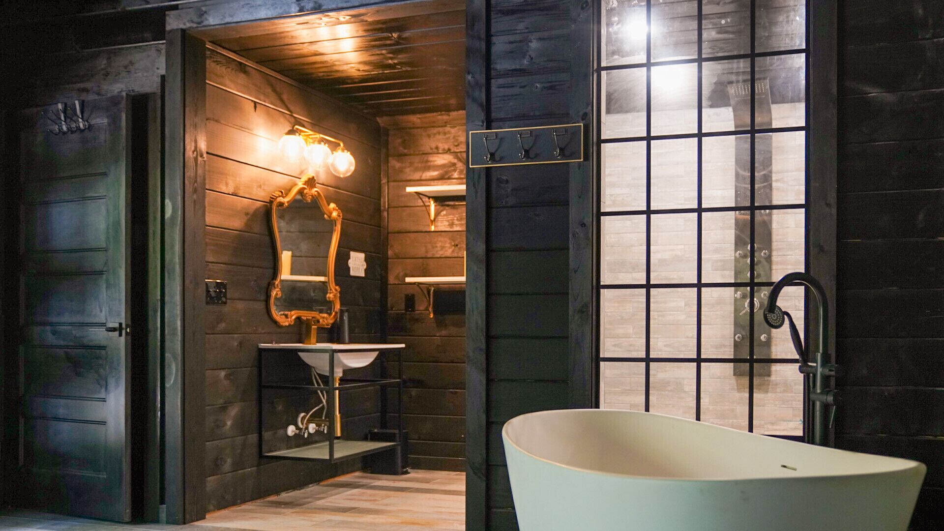 Romantic A-Frame in Mt. Airy. Intimate amenities, outdoor shower, privatw lot