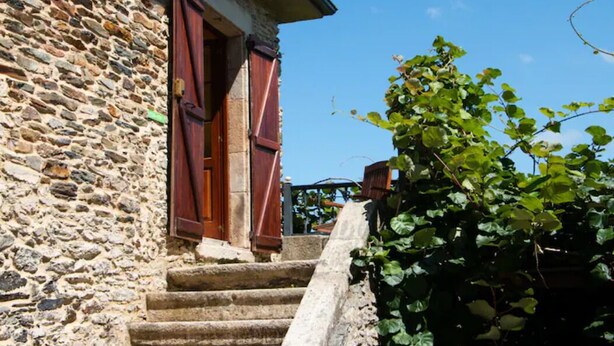 A stone building with a wooden door and steps leading up to it. - Vieiro Verde 2 Rustic (Vieiro)