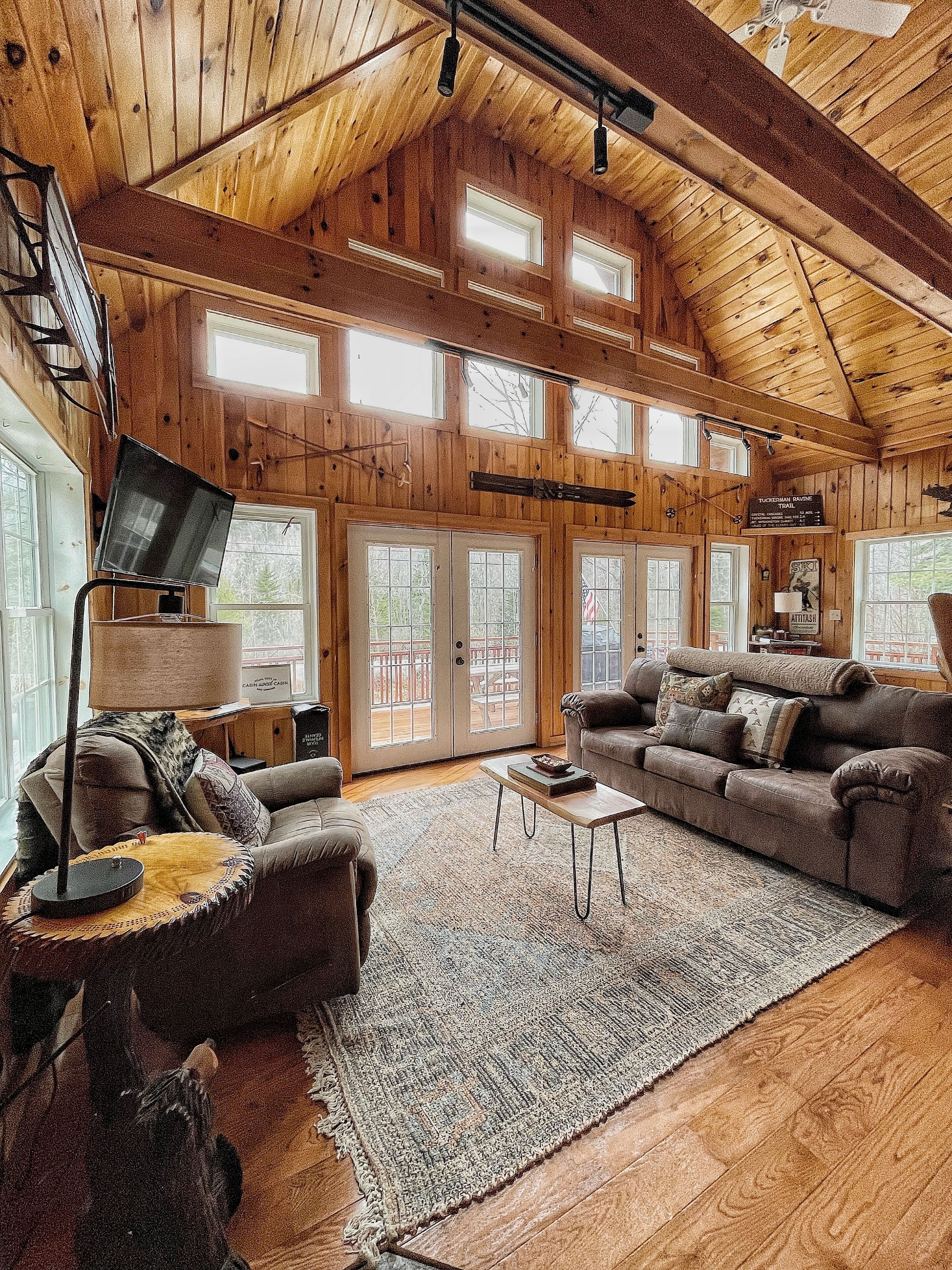 The Maine Mountain House -Cozy cabin w/ hot tub & fire pit,walk to ski/bike lift
