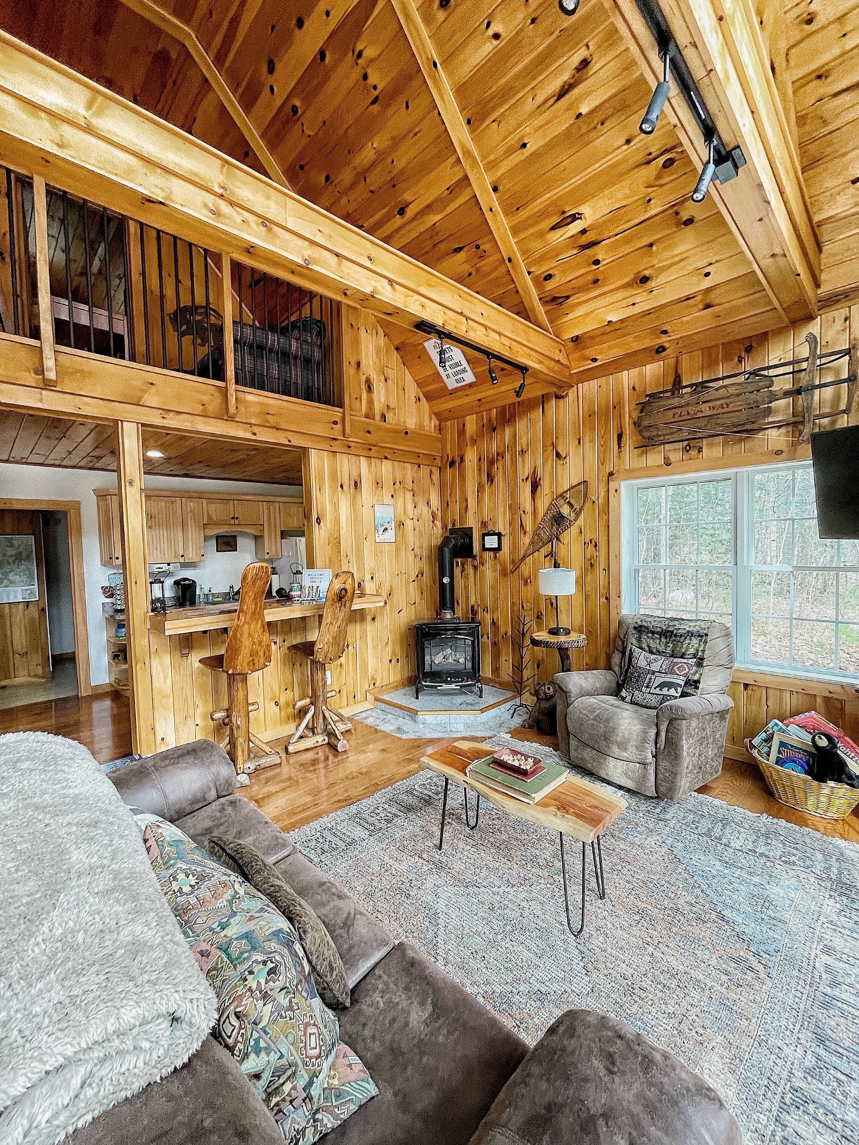 The Maine Mountain House -Cozy cabin w/ hot tub & fire pit,walk to ski/bike lift