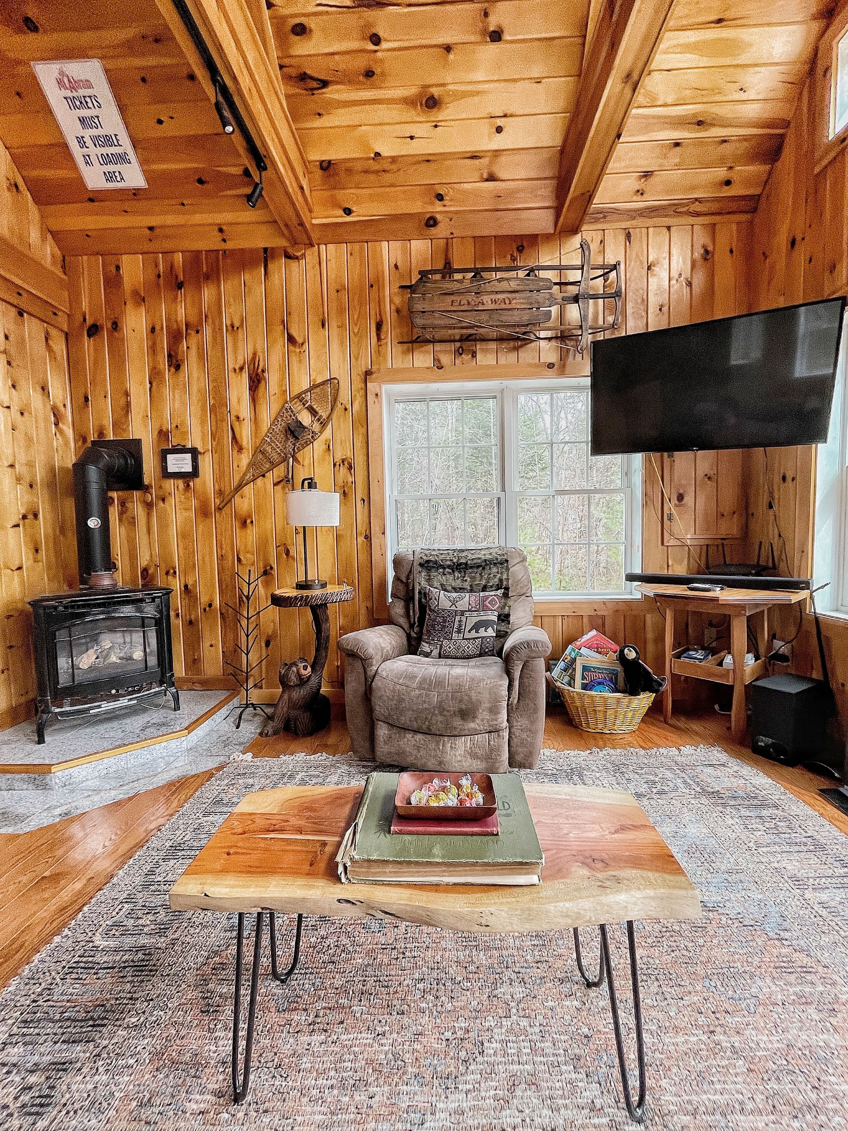 The Maine Mountain House -Cozy cabin w/ hot tub & fire pit,walk to ski/bike lift