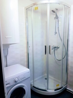 Dusj, håndklær, såpe og toalettpapir