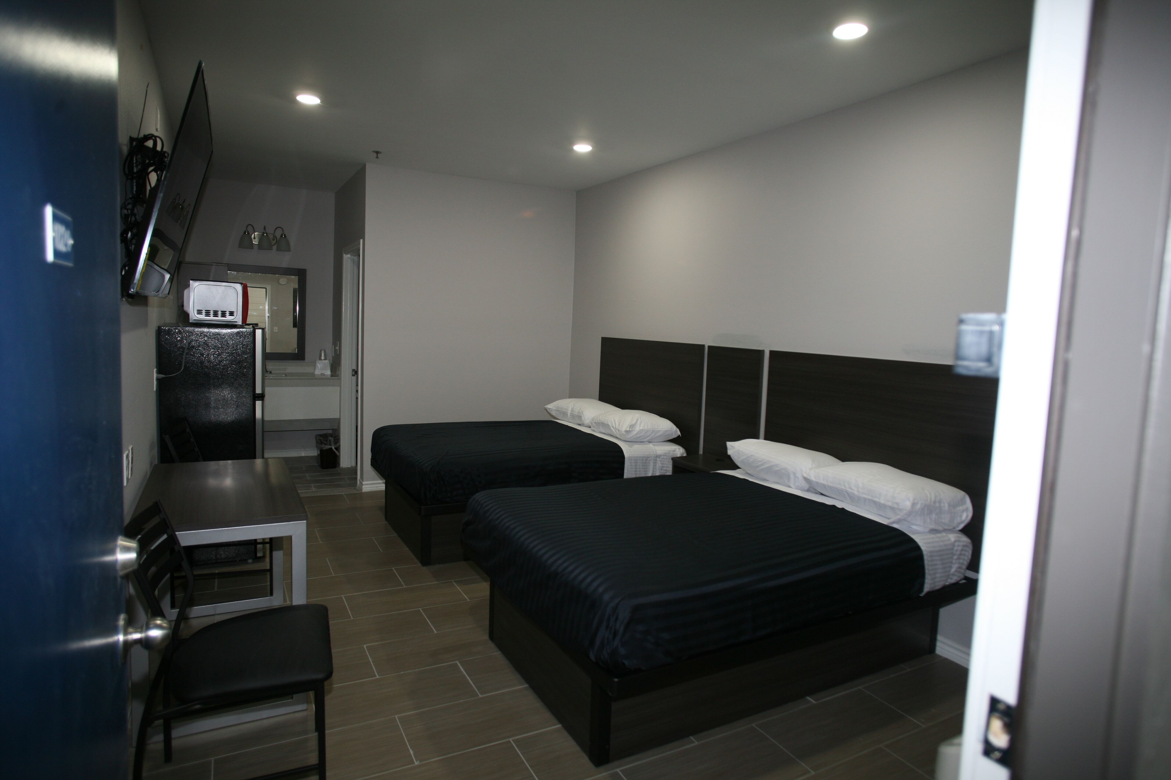 基础双人房 | 办公桌、免费 WiFi