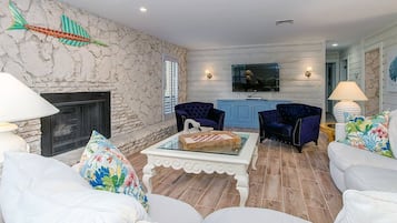 Condo (Blind Pass G105) | Living room | Flat-screen TV