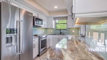 House (Gulf Breeze) | Private kitchen | Fridge, microwave, stovetop, dishwasher