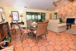 House (Ladyfinger Lake) | Living room