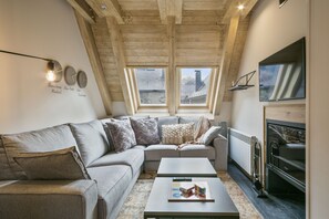 Smart TV y chimenea 