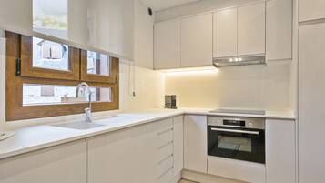 Fridge, dishwasher, coffee/tea maker, toaster