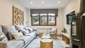 Un salon chaleureux avec un canapé, une table basse et une cheminée.