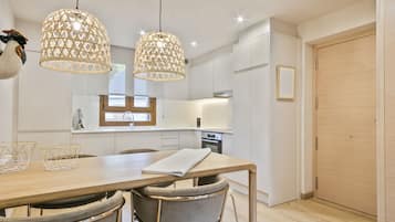 Fridge, dishwasher, coffee/tea maker, toaster