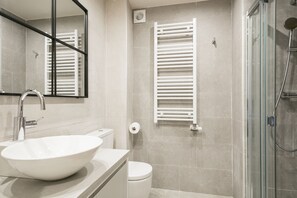 Shower, hair dryer, towels - Luderna - Apartamento Dera Airola (Gessa)