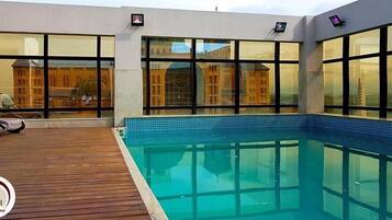 2 piscinas al aire libre, tumbonas