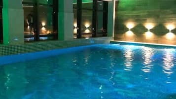 2 hồ bơi ngoài trời, ghế dài tắm nắng